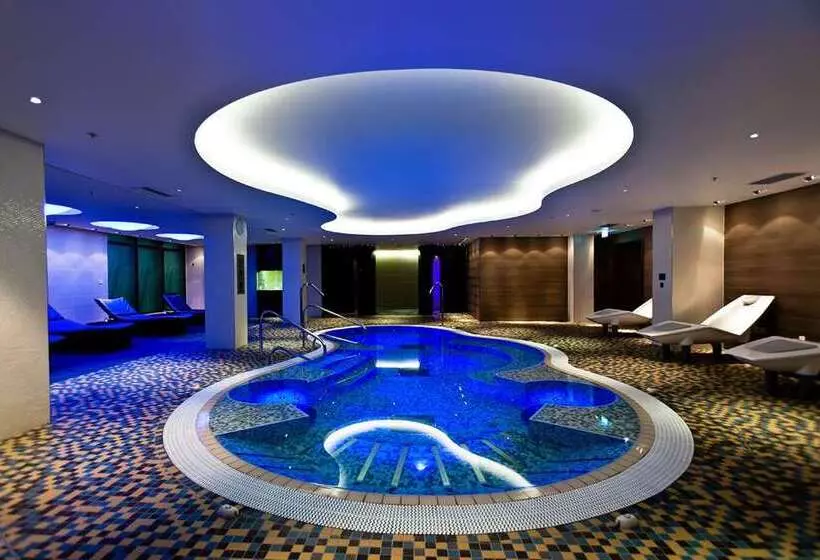 Отель Hilton London Heathrow Airport Terminal 5