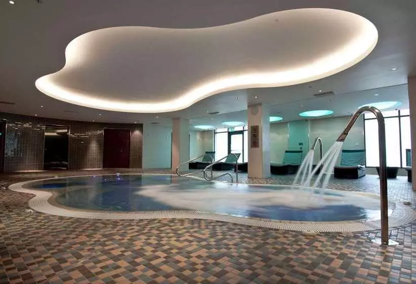 Отель Hilton London Heathrow Airport Terminal 5