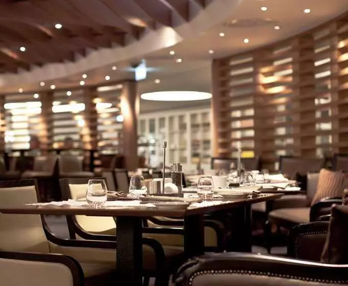 Отель Hilton London Heathrow Airport Terminal 5