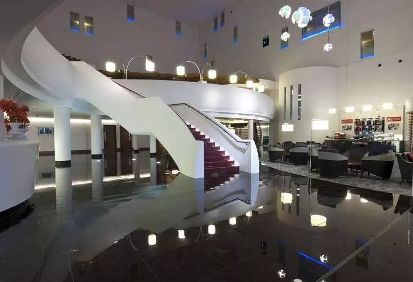 Отель Hilton London Heathrow Airport Terminal 5