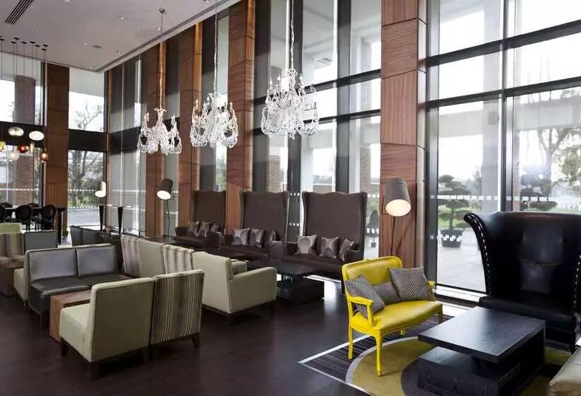 Отель Hilton London Heathrow Airport Terminal 5