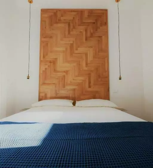 تختخواب و صبحانه Cardeto Suites