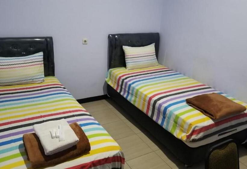 בית מלון כפרי Jember City