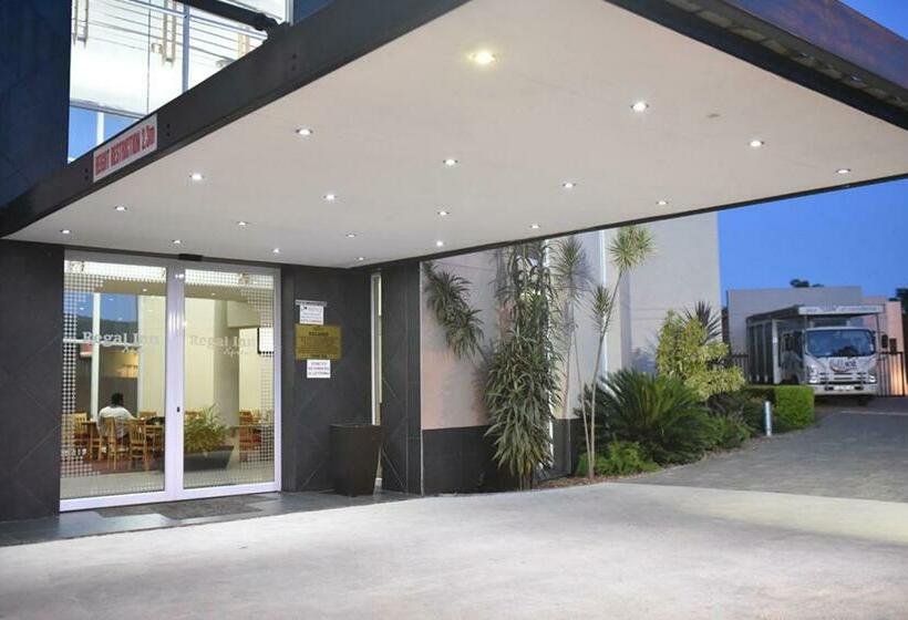 בית מלון כפרי Regal Inn Pmburg