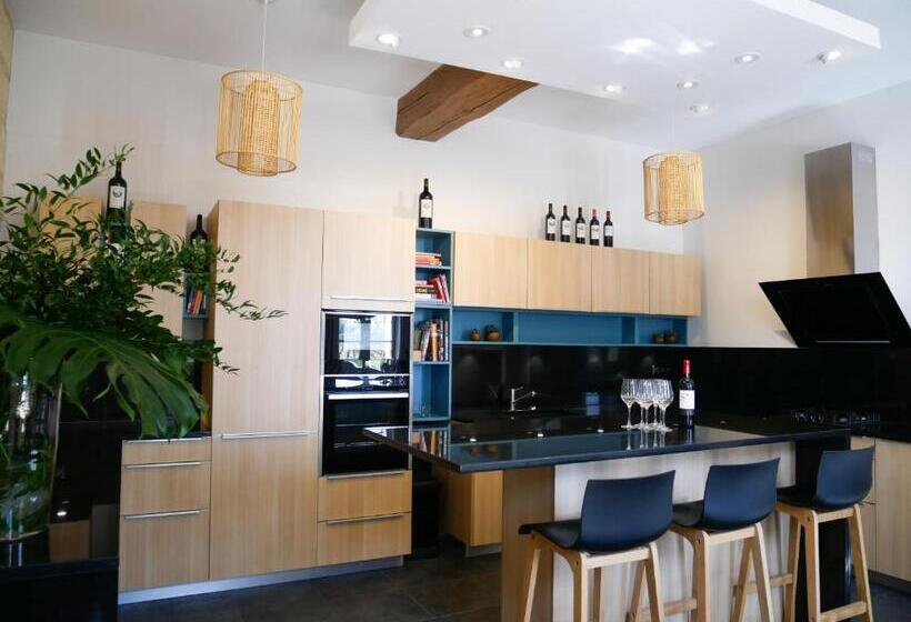 تختخواب و صبحانه Clos Des Jacobins