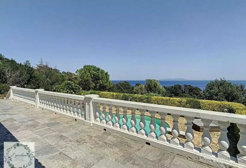 ホテル Seaview Villa Marlau