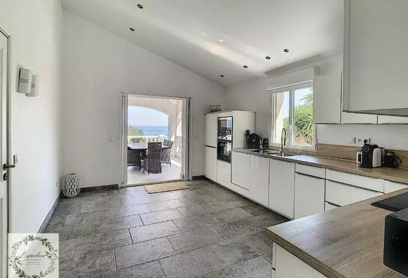 ホテル Seaview Villa Marlau