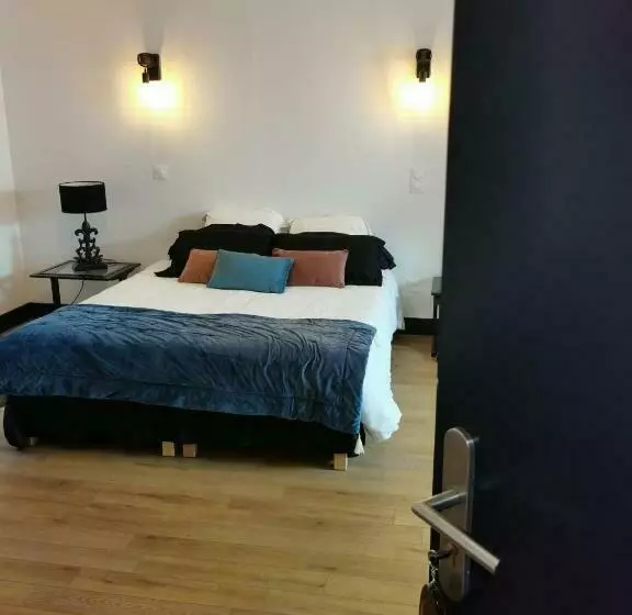 تختخواب و صبحانه La Tour Notre Dame