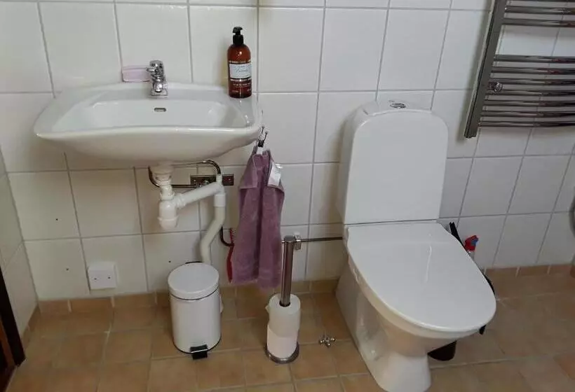 Naturnära Enkel Rum B&b I Uppsala Ramstalund