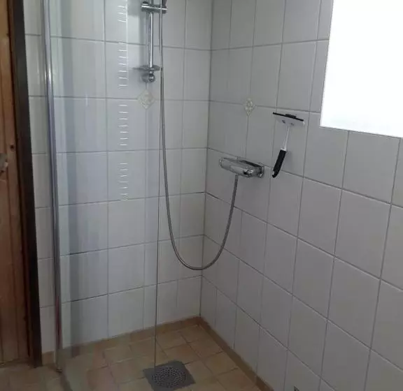 Naturnära Enkel Rum B&b I Uppsala Ramstalund