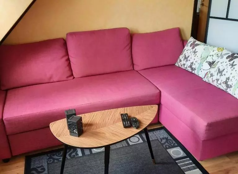 Naturnära Enkel Rum B&b I Uppsala Ramstalund