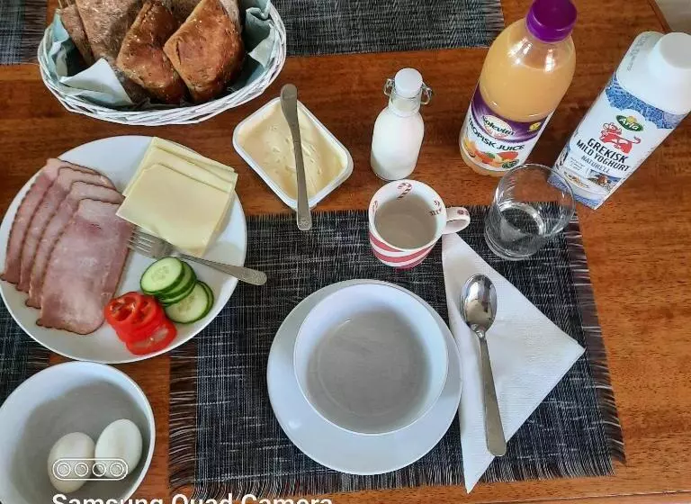 Naturnära Enkel Rum B&b I Uppsala Ramstalund