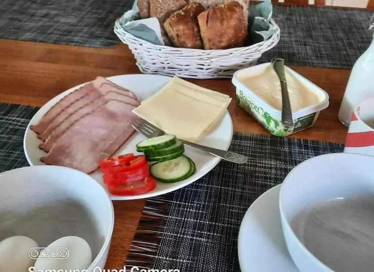 Naturnära Enkel Rum B&b I Uppsala Ramstalund