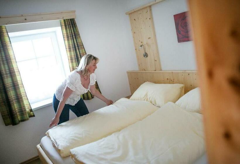 펜션 Lindenhof  Fam. Forstmayr