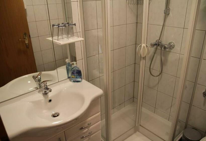 펜션 Lindenhof  Fam. Forstmayr