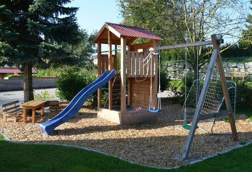 펜션 Lindenhof  Fam. Forstmayr