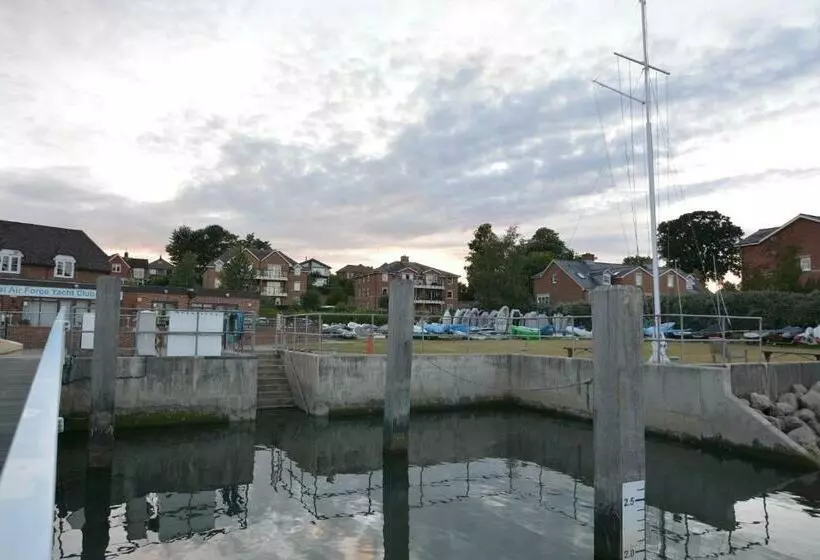 Hotelli Riverside House