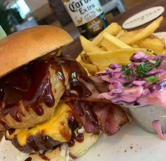 Hotelli The Greenwich Rooms   Burger & Bird Bar & Restaurant