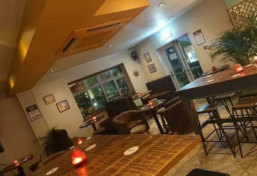 Hotelli The Greenwich Rooms   Burger & Bird Bar & Restaurant