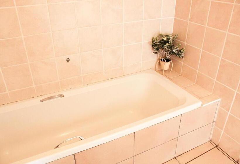 پانسیون Dumelang Executive Lodge Off Grid Solar Powered Midrand