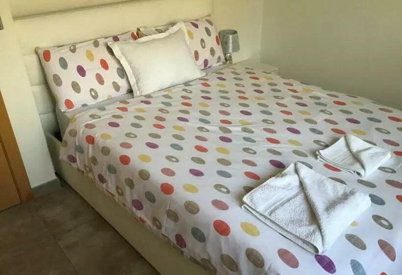 ベッドアンドブレックファースト Double Room With Shared Bathroom And Shared Communal Areas R4