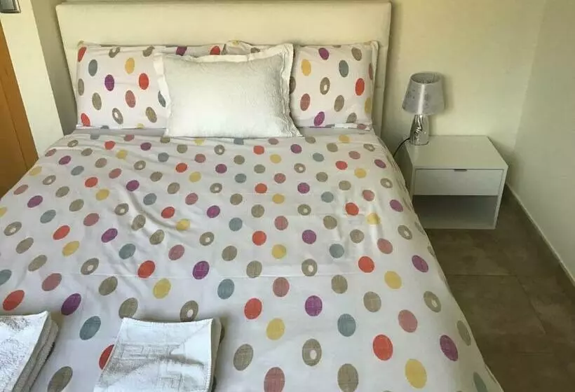 ベッドアンドブレックファースト Double Room With Shared Bathroom And Shared Communal Areas R4