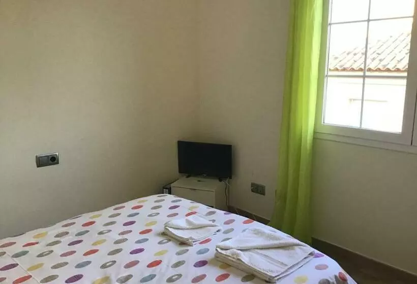 ベッドアンドブレックファースト Double Room With Shared Bathroom And Shared Communal Areas R4
