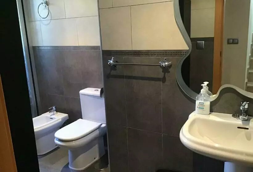 ベッドアンドブレックファースト Double Room With Shared Bathroom And Shared Communal Areas R4