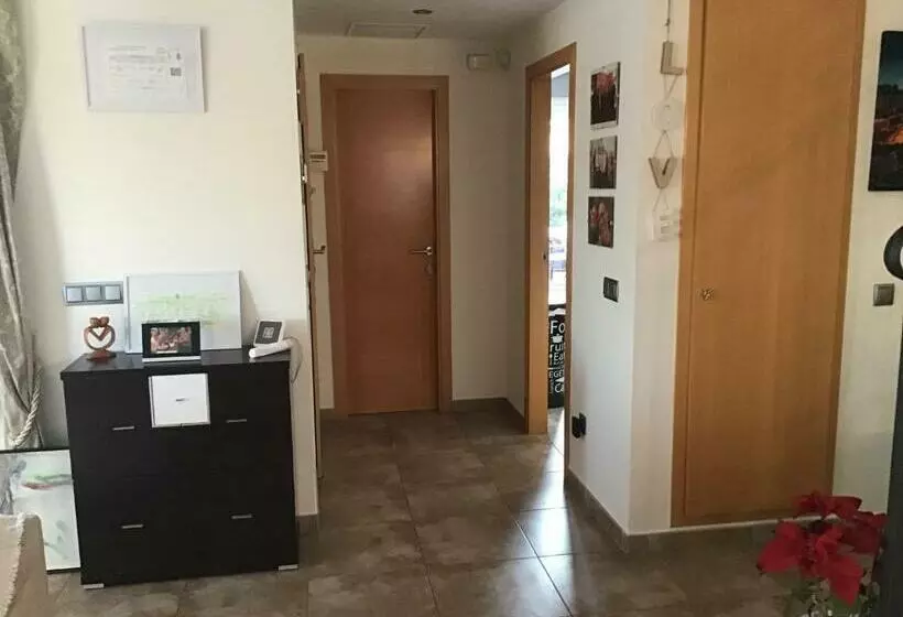 ベッドアンドブレックファースト Double Room With Shared Bathroom And Shared Communal Areas R4