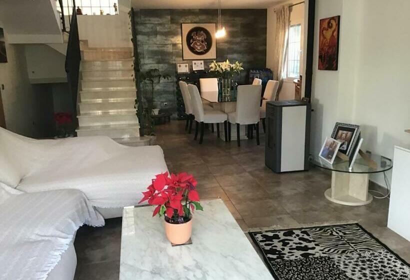 ベッドアンドブレックファースト Double Room With Shared Bathroom And Shared Communal Areas R4