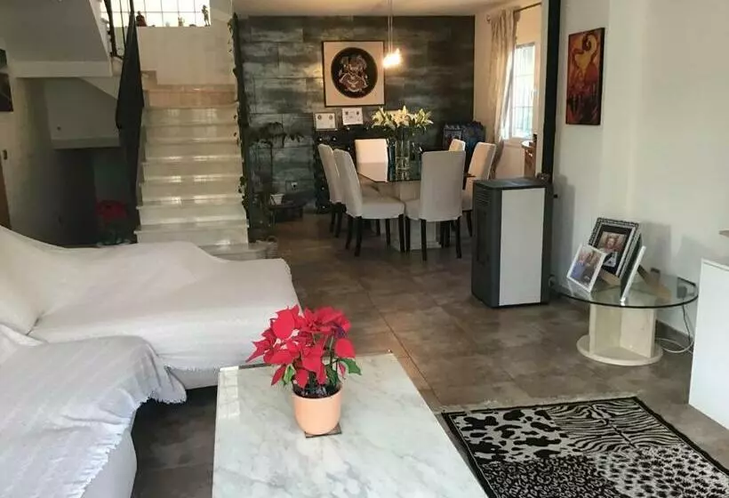 ベッドアンドブレックファースト Double Room With Shared Bathroom And Shared Communal Areas R4