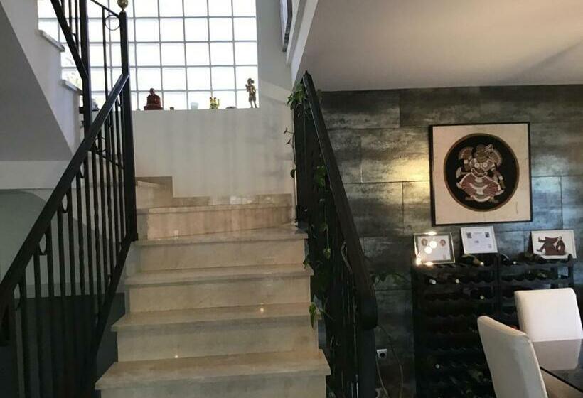 ベッドアンドブレックファースト Double Room With Shared Bathroom And Shared Communal Areas R4