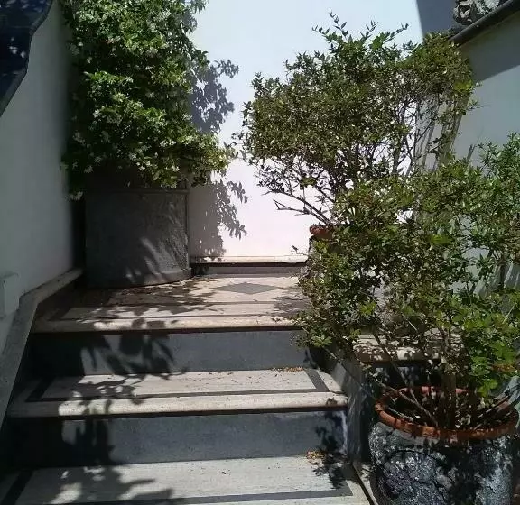 تختخواب و صبحانه U  Pizzico