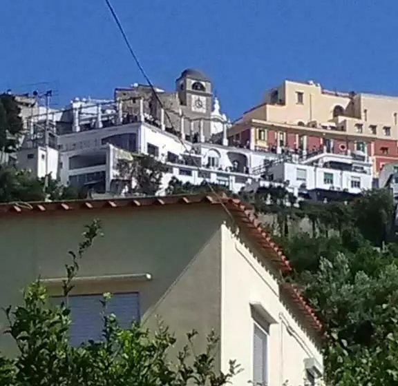 تختخواب و صبحانه U  Pizzico