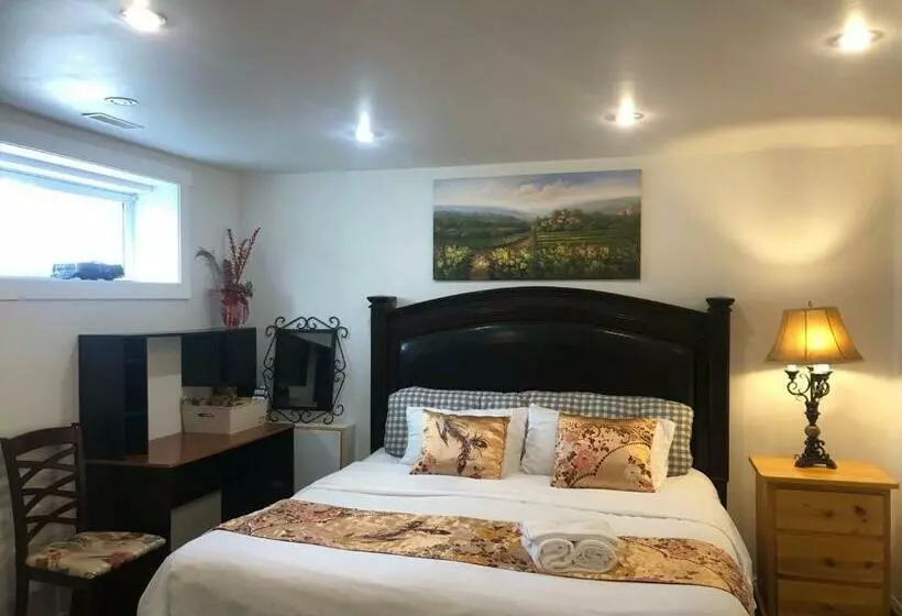 ペンション Hidden Valley New Basement Suite With Private Bathroom!