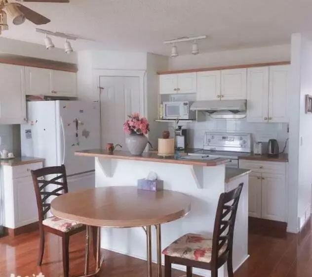ペンション Hidden Valley New Basement Suite With Private Bathroom!