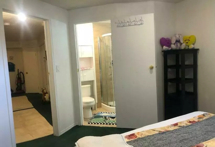 ペンション Hidden Valley New Basement Suite With Private Bathroom!