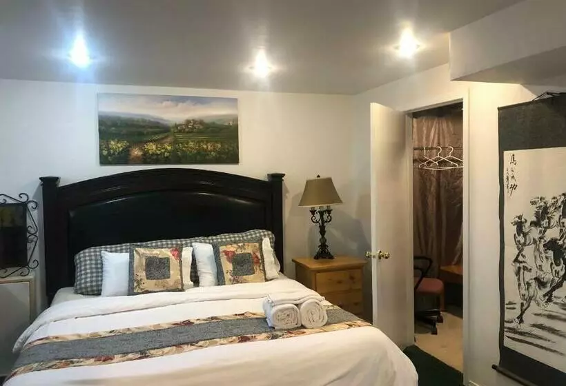ペンション Hidden Valley New Basement Suite With Private Bathroom!