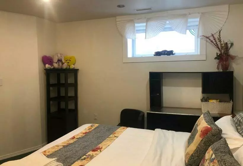 ペンション Hidden Valley New Basement Suite With Private Bathroom!