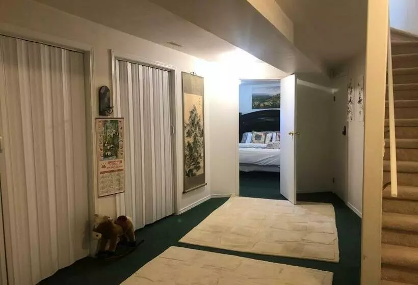ペンション Hidden Valley New Basement Suite With Private Bathroom!