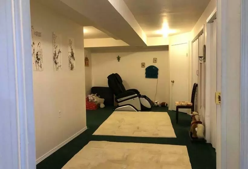 ペンション Hidden Valley New Basement Suite With Private Bathroom!