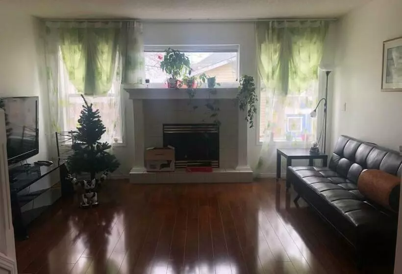 ペンション Hidden Valley New Basement Suite With Private Bathroom!