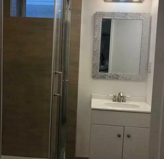 ペンション Hidden Valley New Basement Suite With Private Bathroom!