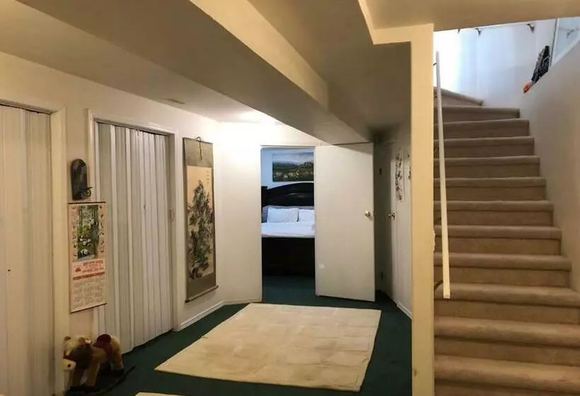 ペンション Hidden Valley New Basement Suite With Private Bathroom!