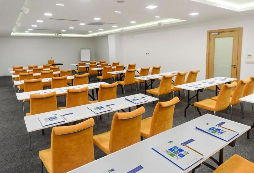 ホテル Holiday Inn Express Istanbul Altunizade By Ihg