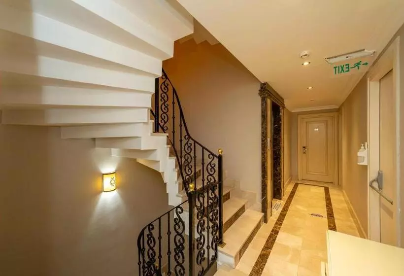 Raymond Hotel Old City