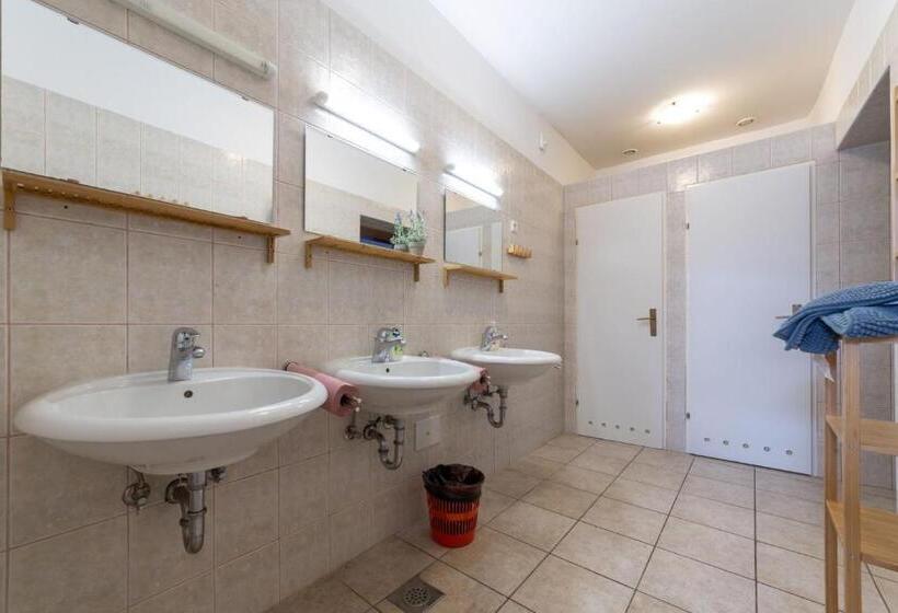 هاستل Samostan Mekinje