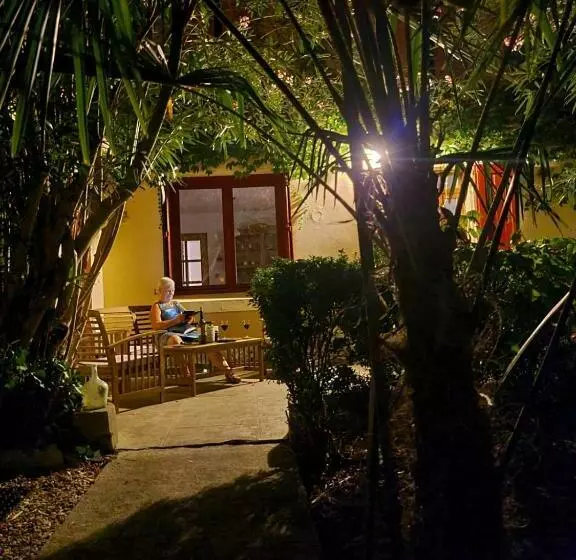 تختخواب و صبحانه Number15 Guesthouse Carcassonne