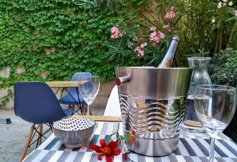 تختخواب و صبحانه Number15 Guesthouse Carcassonne