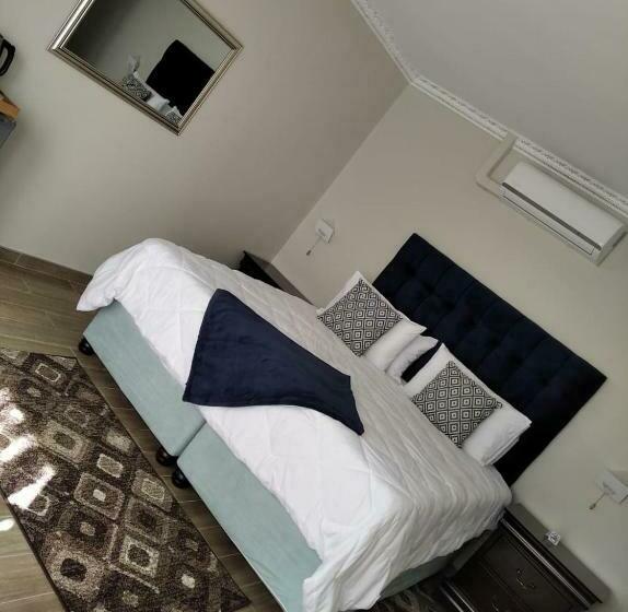 פנסיון Lucolo Palace B&b   East London